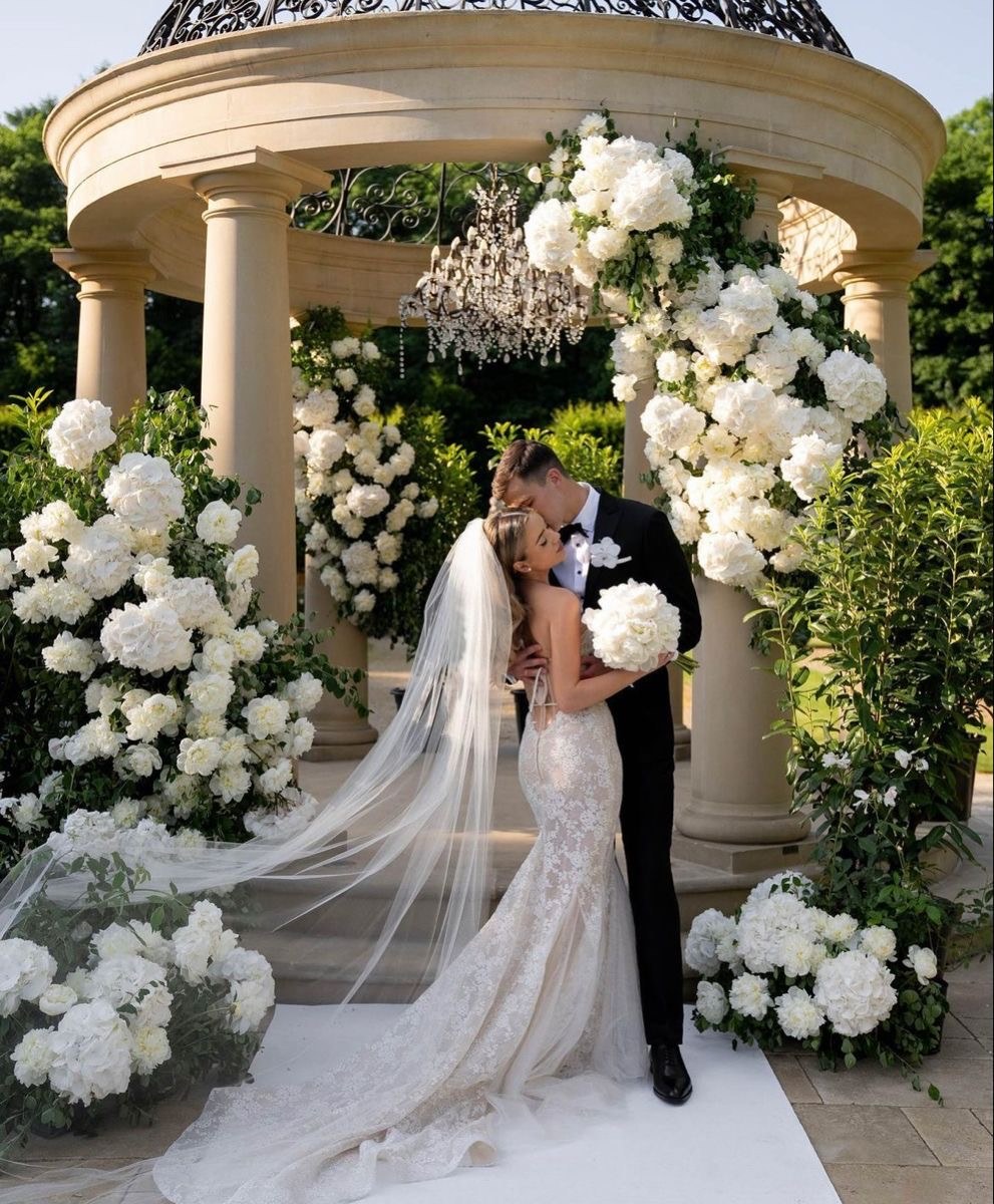 Cérémonie sous pavillon floral — Mariage