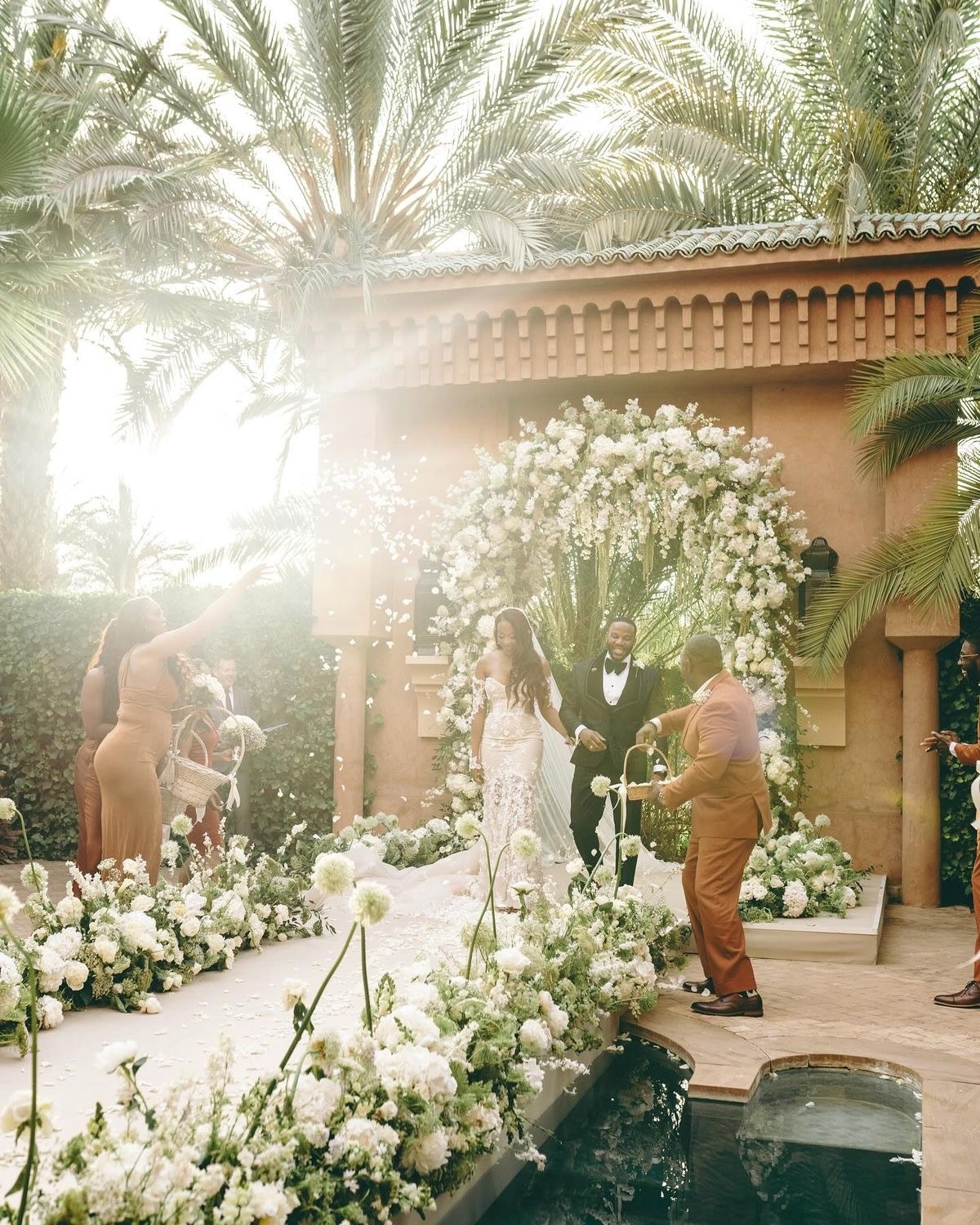 Arche florale dans un jardin de palais — Cérémonie