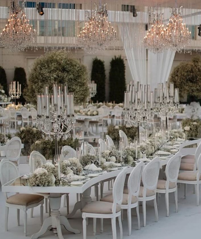 Réception blanche sous lustres de cristal — Décor de réception